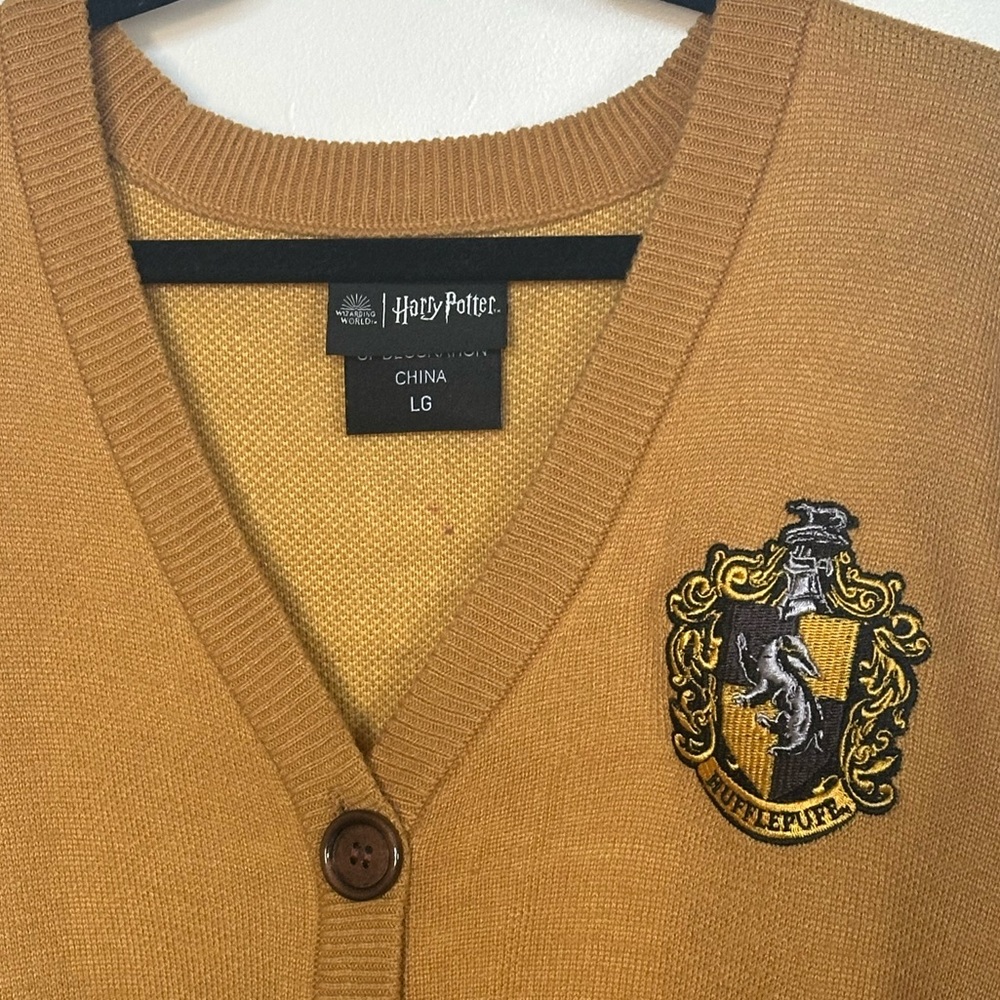 Harry Potter Hufflepuff Universal Cardigan - Picture 2 of 5